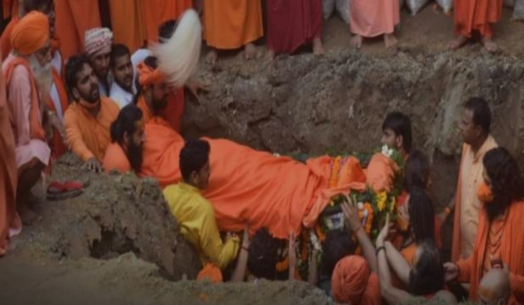 ब्रह्मलीन नरेन्द्र गिरि को दी गई भू-समाधि, साधु-संतों का उमड़ा जनसैलाब, अपने पीछे छोड़ गए कई सवाल