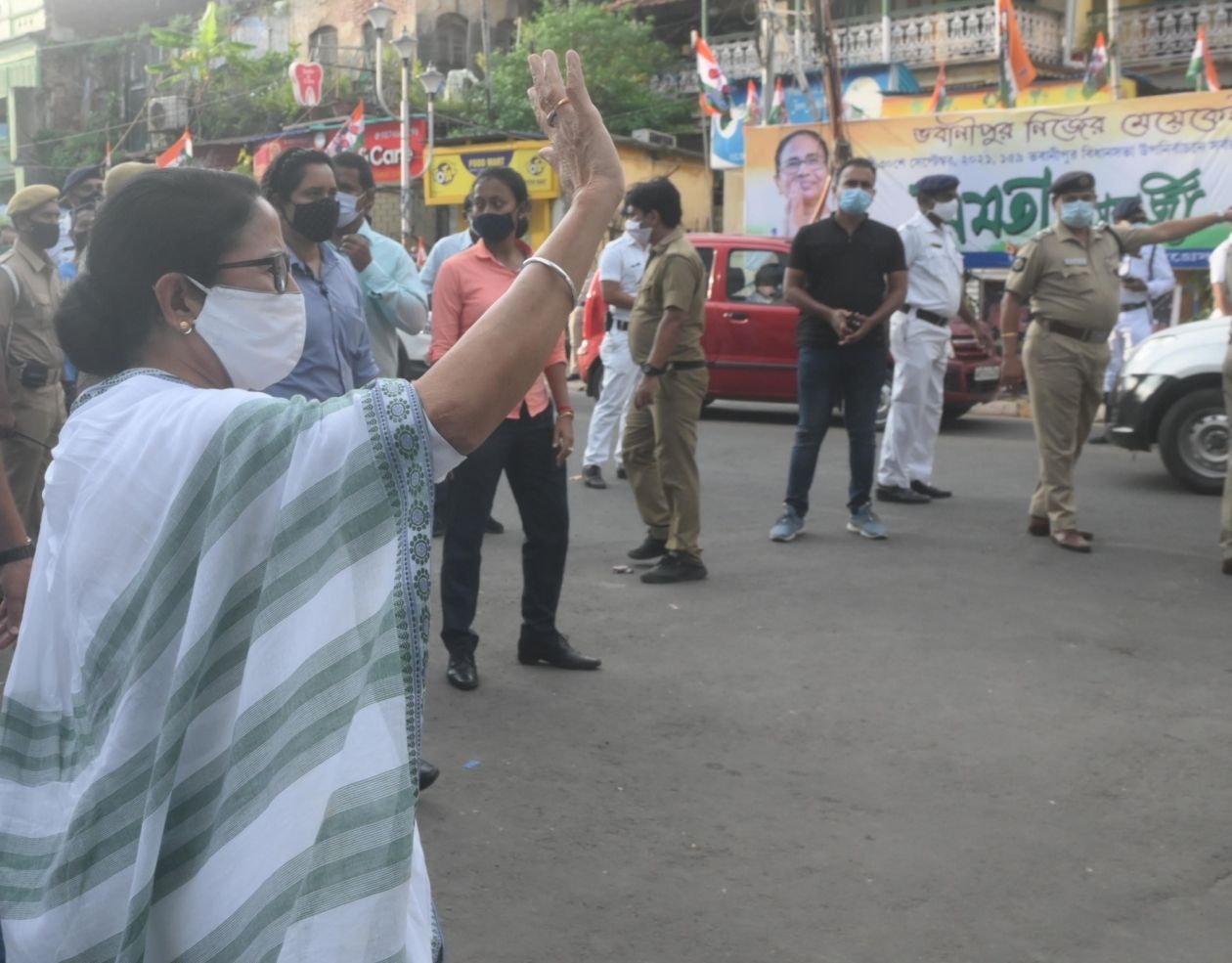 भवानीपुर उपचुनाव के खिलाफ PIL दायर, मुख्य सचिव के अधिकार क्षेत्र पर सवाल, बढ़ सकती है ममता की मुश्किल