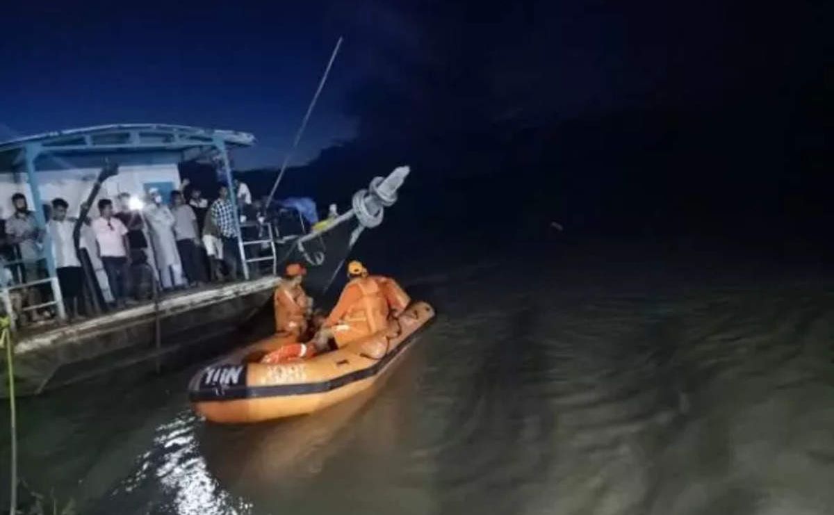 बड़ी खबर LIVE: असम आपदा प्रबंधन विभाग ने जारी किया टोल-फ्री नंबर, नाव हादसे में लापता व्यक्ति की सूचना देने की अपील