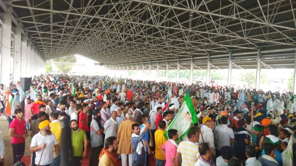 करनाल महापंचायतः प्रशासन के साथ बैठक में नहीं निकला कोई नतीजा, किसान लघु सचिवालय का घेराव करने निकले