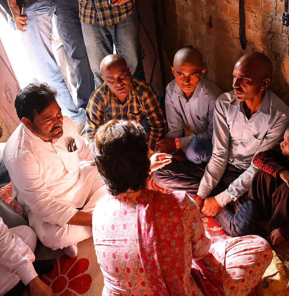 यूपी: ललितपुर में मृतक किसानों के परिजनों से मिलीं प्रियंका गांधी, खाद लेने के लिए लाइन में लगे किसानों की हुई थी मौत