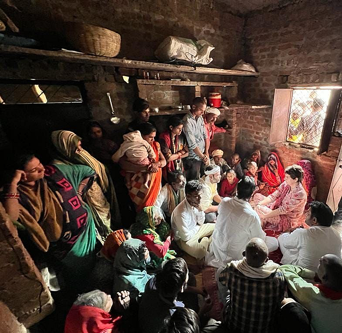 यूपी: ललितपुर में मृतक किसानों के परिजनों से मिलीं प्रियंका गांधी, खाद लेने के लिए लाइन में लगे किसानों की हुई थी मौत
