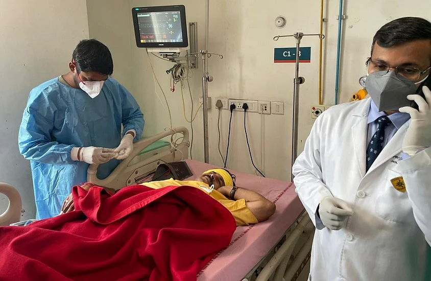 दिल्ली में प्रदर्शन के दौरान घायल हुए बीजेपी सांसद मनोज तिवारी, अस्पताल में कराना पड़ा भर्ती