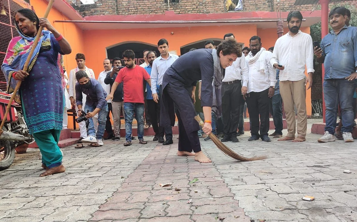 प्रियंका गांधी ने योगी को दिया करारा जवाब, दलित बस्ती में लगाया झाड़ू, कहा- ये अपमान नहीं, स्वाभिमान का प्रतीक