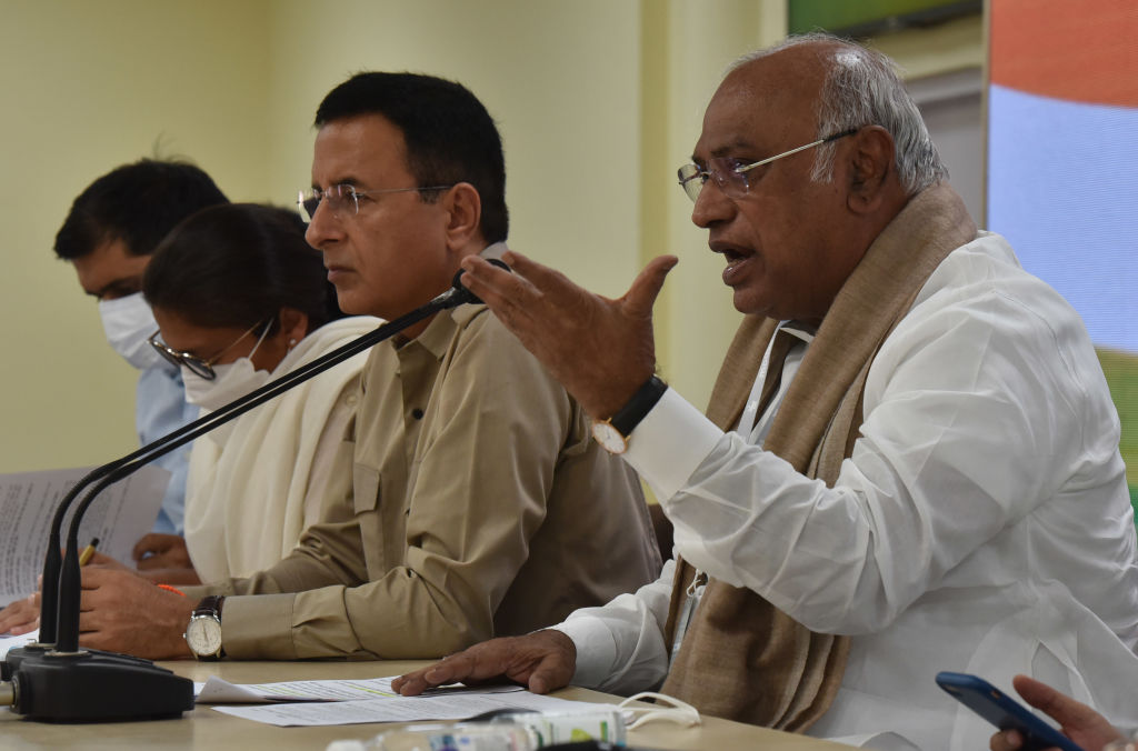 हिजाब विवाद पर बोले मल्लिकार्जुन खड़गे- कर्नाटक की स्थिति के लिए BJP जिम्मेदार, चुनाव में लाभ चाहती है पार्टी