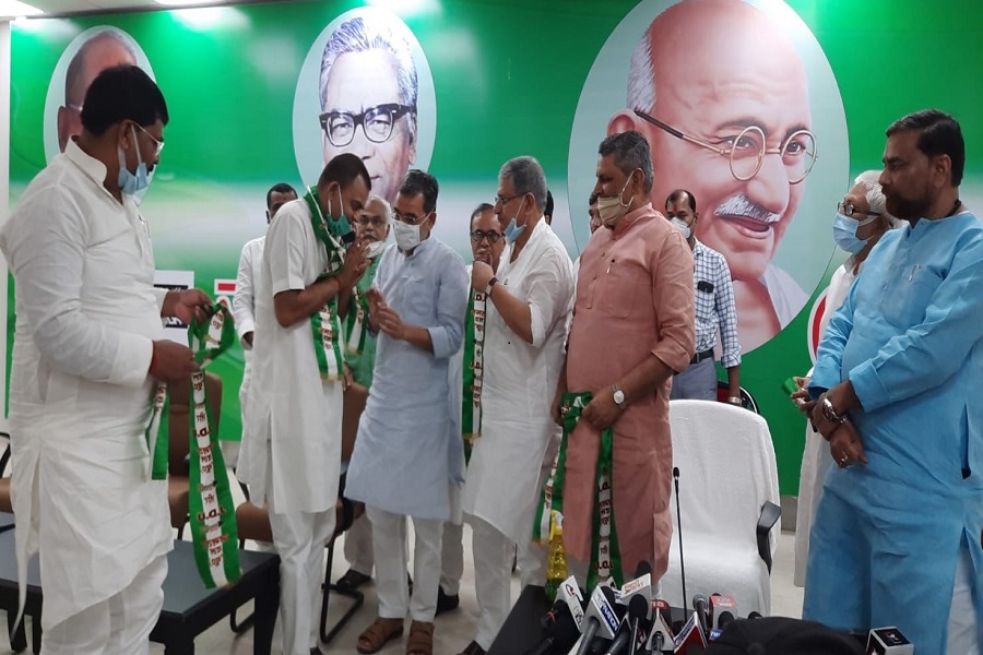 बिहार में उपचुनाव से पहले BJP को लगा झटका, मंत्री सम्राट चौधरी के भाई रोहित ने थामा JDU का दामन