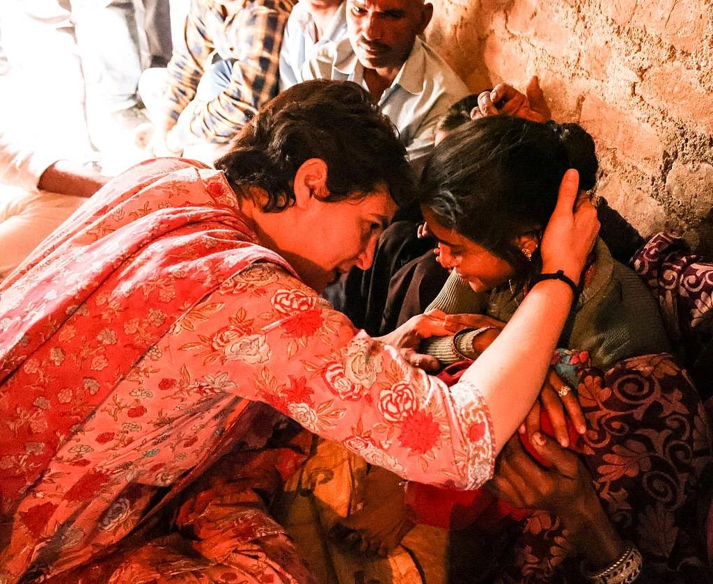 यूपी: ललितपुर में मृतक किसानों के परिजनों से मिलीं प्रियंका गांधी, खाद लेने के लिए लाइन में लगे किसानों की हुई थी मौत