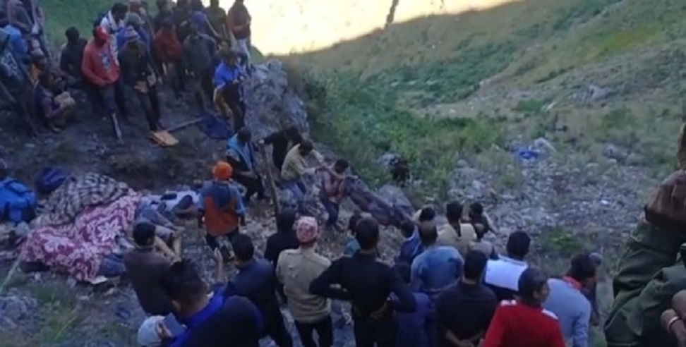 उत्तराखंड के चकराता में भीषण सड़क हादसा, खाई में वाहन गिरने से 13 लोगों की दर्दनाक मौत