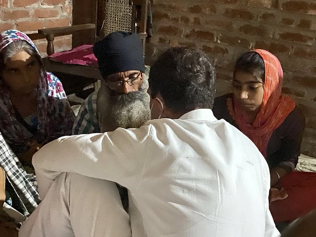 बड़ी खबर LIVE: लखीमपुर पहुंचे राहुल-प्रियंका ने शहीद किसान के परिवार को लगाया गले, कहा- न्याय मिलने तक सत्याग्रह चलेगा