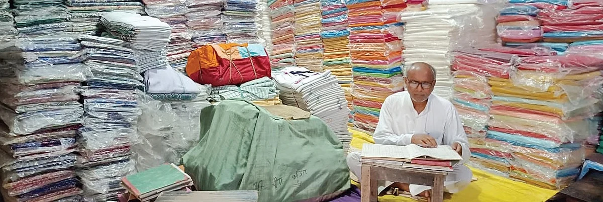 मोदी-योगी राज में आखिरी सांसें गिन रहे गांधी आश्रम, करोड़ों के कपड़े डंप, कर्मचारियों के पीएफ तक के पैसे नहीं