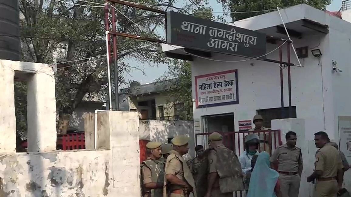 आगरा में सफाईकर्मी की हिरासत में मौत पर बवाल, वाल्मीकि समाज मुआवजा मिलने तक सभी समारोह का करेगा बहिष्कार