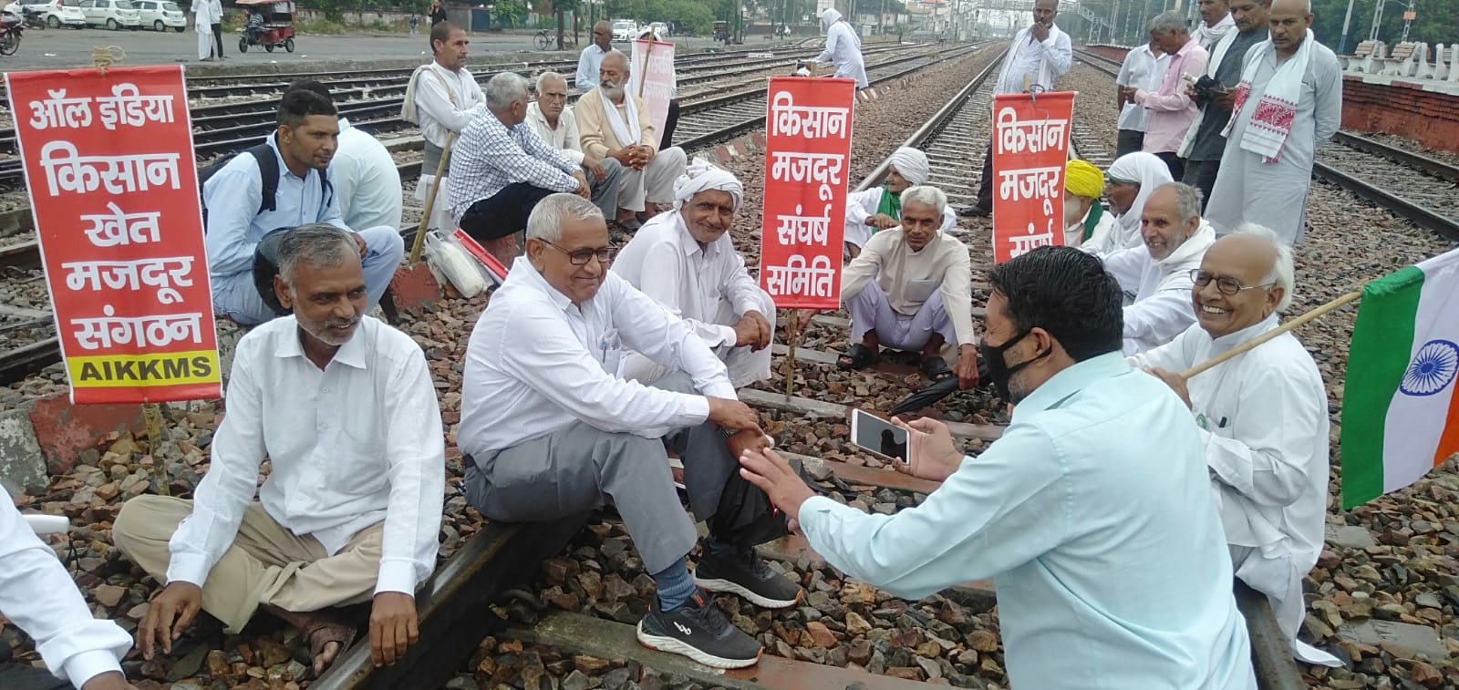 लखीमपुर हिंसा के विरोध में बिहार, पंजाब, हरियाणा में किसानों का प्रदर्शन, रेल की पटरियों पर अन्नदाता, जानें मांगें