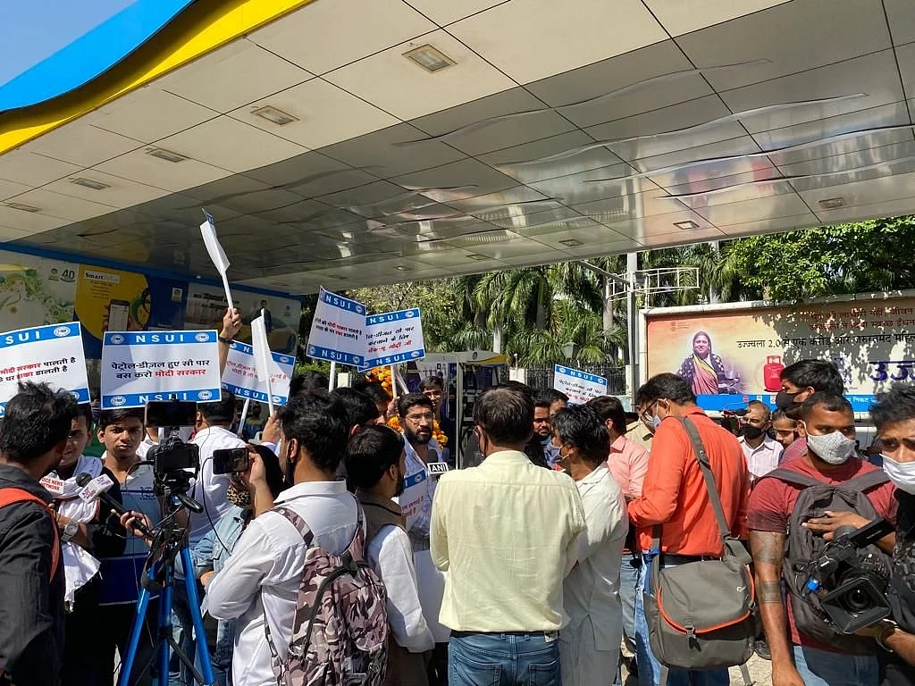 पेट्रोल-डीजल की लगातार बढ़ती कीमतों के खिलाफ NSUI का विरोध प्रदर्शन, 'BJP सरकार कीमतों पर रोक लगाने में नाकाम'