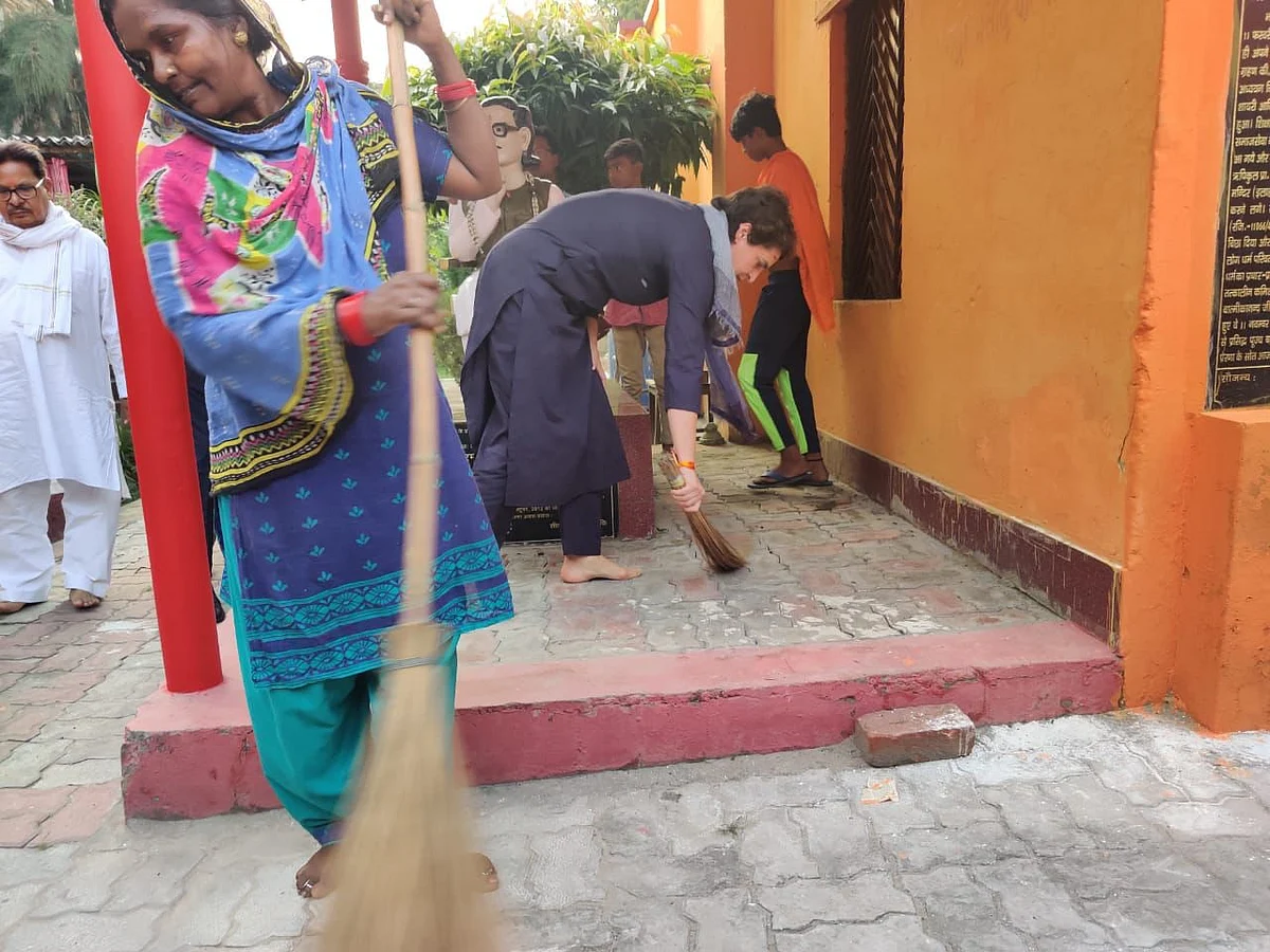 प्रियंका गांधी ने योगी को दिया करारा जवाब, दलित बस्ती में लगाया झाड़ू, कहा- ये अपमान नहीं, स्वाभिमान का प्रतीक