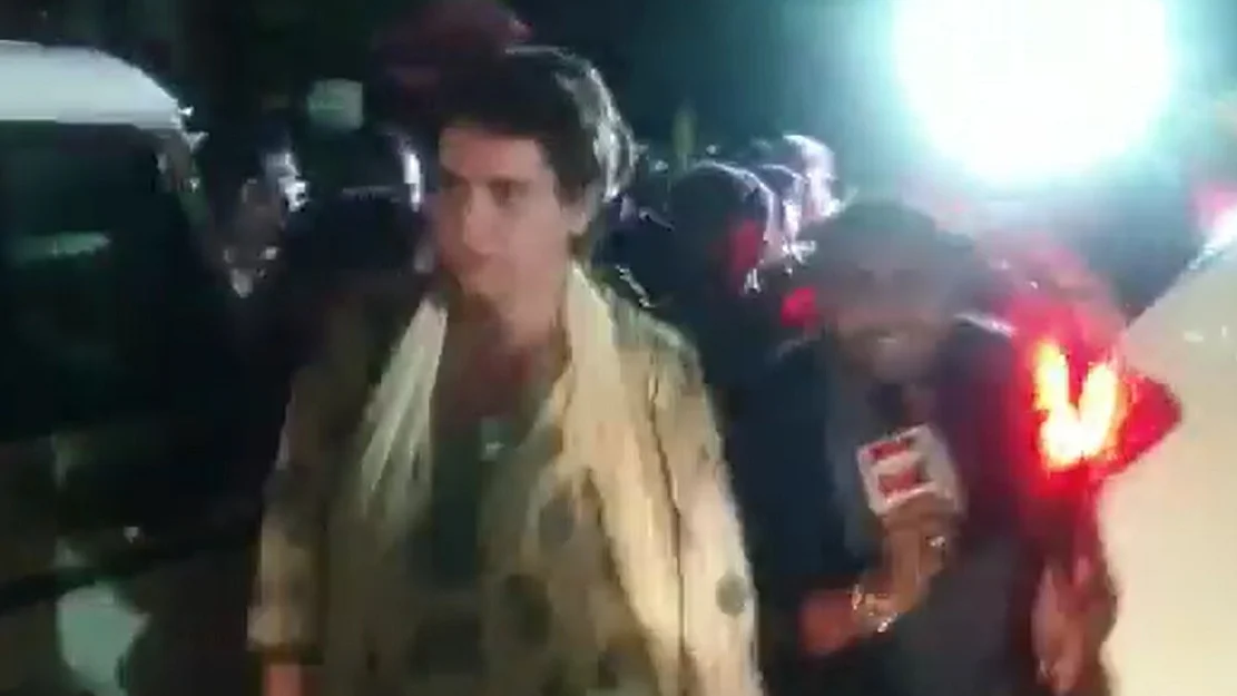 लखीमपुर खीरी के लिए पैदल ही रवाना हुई प्रियंका गांधी