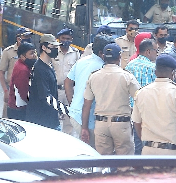 शाहरुख खान के बेटे आर्यन खान को NCB ने किया गिरफ्तार, क्रूज में ड्रग्स पार्टी करने का आरोप