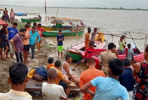 उत्तर प्रदेश: लखीमपुर में बड़ा हादसा, घाघरा नदी में पलटी लोगों से भरी नाव, 10 डूबे! बचाव कार्य जारी