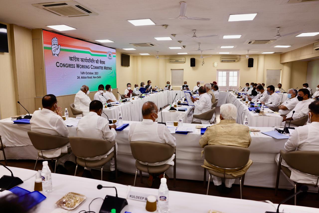 बेतहाशा महंगाई ने तोड़ दी है आम भारतीय की कमर, CWC ने महंगाई पर प्रस्ताव में तेल पर टैक्स को बताया 'जबरन वसूली'