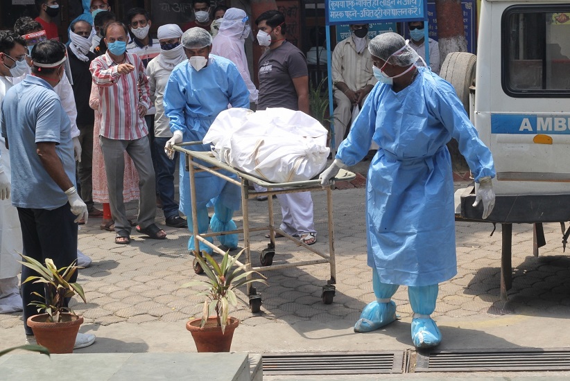 यूपीः फिरोजाबाद में फुटपाथ पर मरीजों का इलाज कर रहा था निजी अस्पताल, परिजनों के हंगामे के बाद अस्पताल हुआ सील