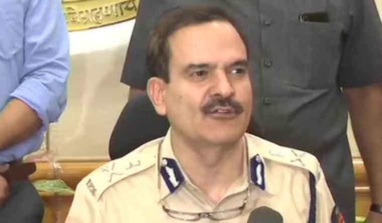 जबरन वसूली मामले में फरार परमबीर सिंह की मुश्किलें बढ़ीं, ठाणे कोर्ट ने गैर-जमानती गिरफ्तारी वारंट जारी किया