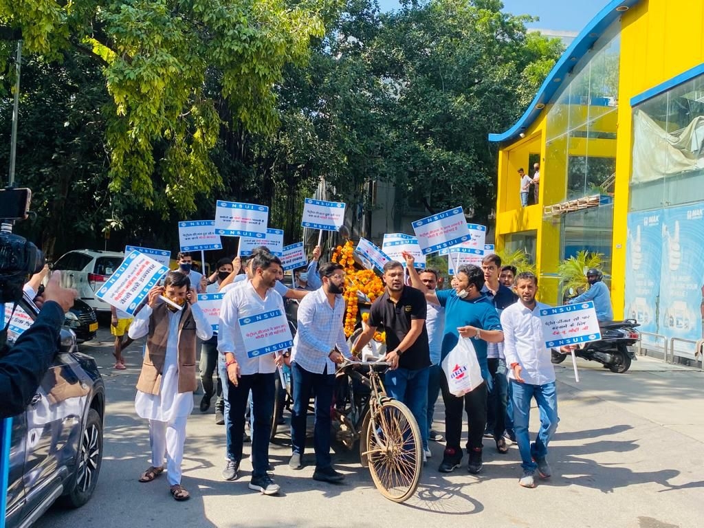 पेट्रोल-डीजल की लगातार बढ़ती कीमतों के खिलाफ NSUI का विरोध प्रदर्शन, 'BJP सरकार कीमतों पर रोक लगाने में नाकाम'