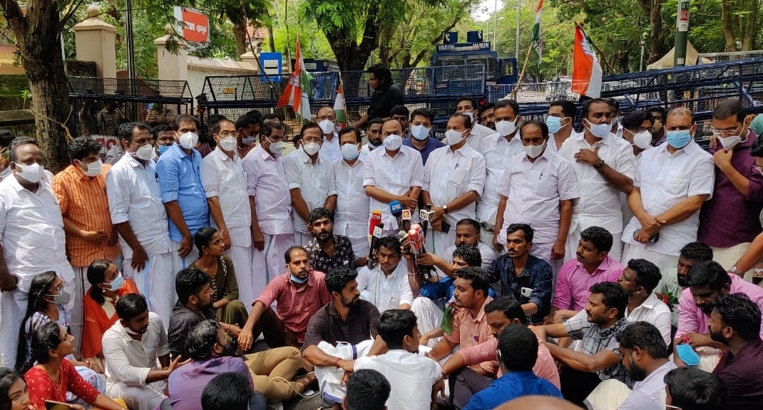 केरल: प्रियंका की गिरफ्तारी के खिलाफ कांग्रेस विधायकों का प्रदर्शन, सतीसन ने बताया लोकतांत्रिक अधिकारों पर धब्बा