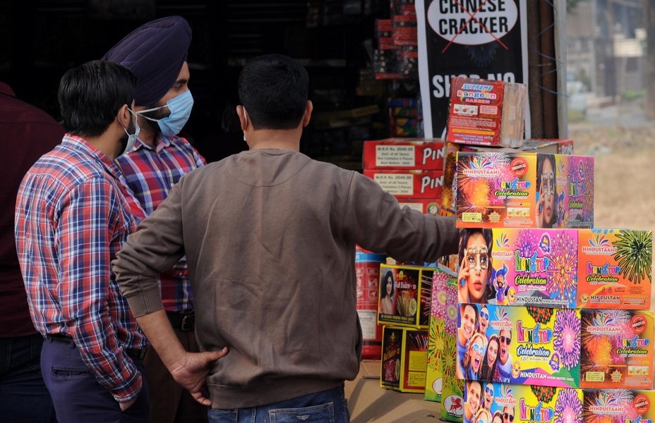 पटाखों पर बैन किसी त्योहार के खिलाफ नहीं, प्रतिबंध आदेश का सख्ती से पालन करें अधिकारीः सुप्रीम कोर्ट