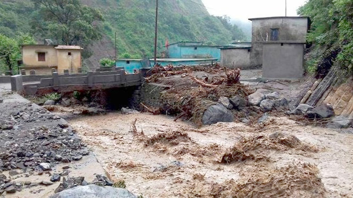 वीडियो: उत्तराखंड में भारी बारिश ने फिर मचाई तबाही! कहीं नदी में बह गया रेल ट्रैक तो कहीं पानी में समा गया घर
