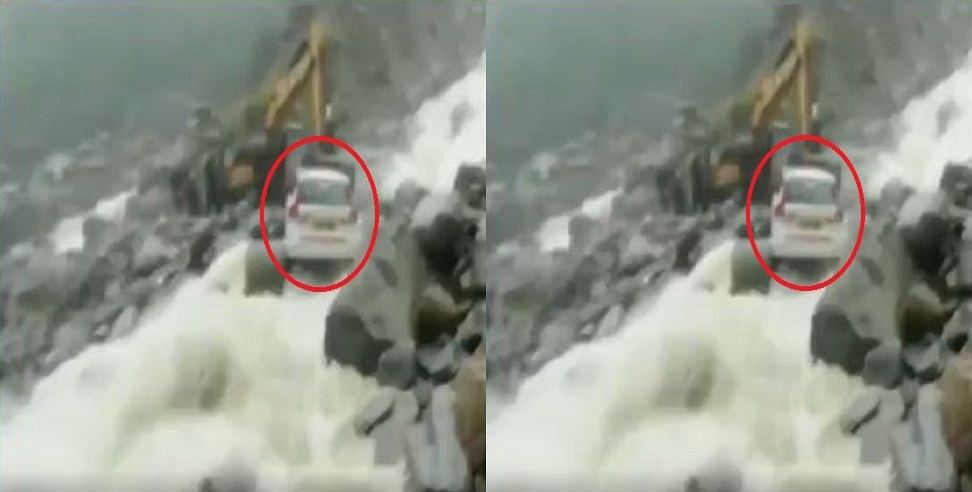 वीडियो: उत्तराखंड में भारी बारिश के बीच उफनते नाले में फंसी कार में अटकी ‘जिंदगी’, देवदूत बना BRO, ऐसे बचाई जान