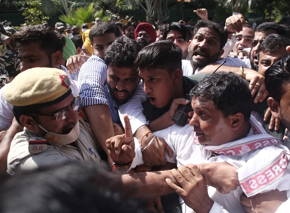 लखिमपुर हिंसाः यूथ कांग्रेस का अमित शाह के घर के बाहर प्रदर्शन, आरोपी के मंत्री पिता की बर्खास्तगी की उठाई मांग