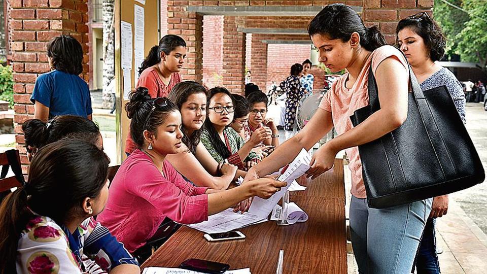दिल्ली यूनिवर्सिटी में दाखिले के लिए पहली लिस्ट जारी, कई कॉलेजों में कटऑफ 100 प्रतिशत तक