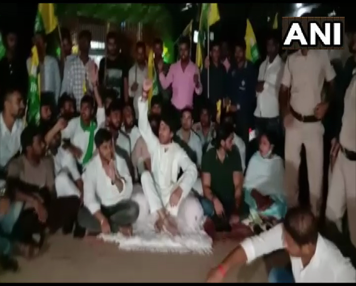पटना में लालू के घर पर जबरदस्त ड्रामा, तेज प्रताप यादव धरने पर बैठे, कहा- संघ एजेंट उन्हें पिता से नहीं मिलने दे रहे