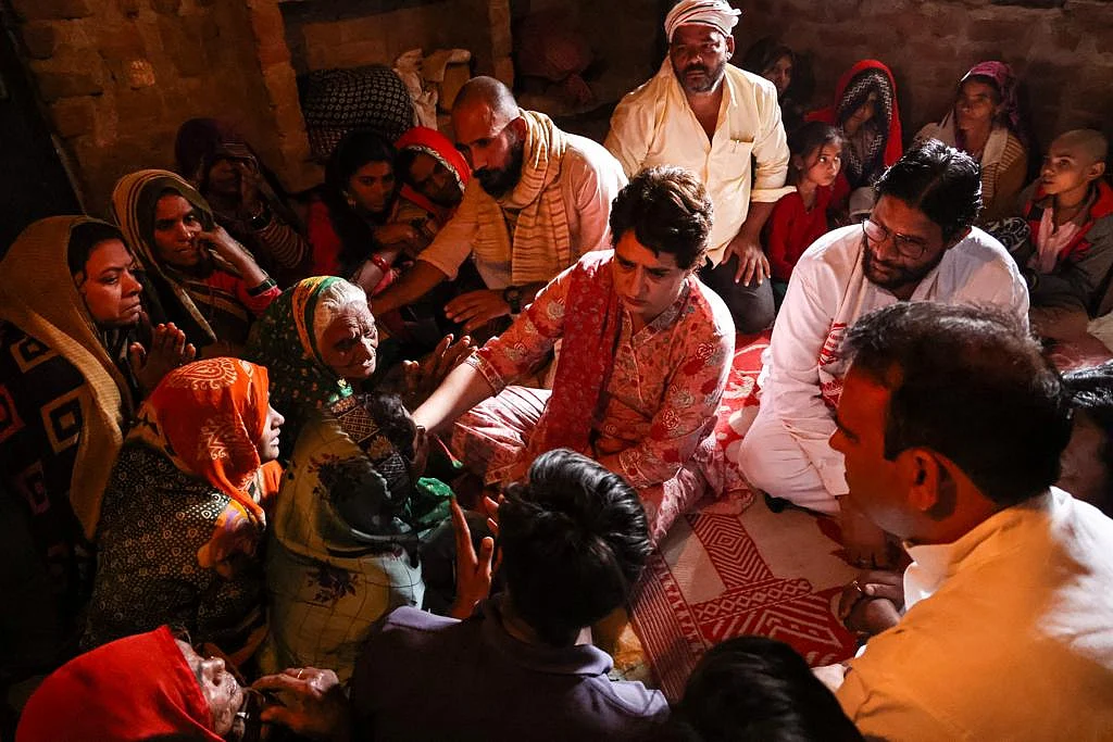 यूपी: ललितपुर में मृतक किसानों के परिजनों से मिलीं प्रियंका गांधी, खाद लेने के लिए लाइन में लगे किसानों की हुई थी मौत