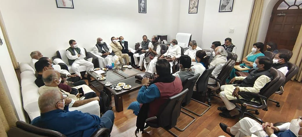 सांसदों के निलंबन पर नहीं बनी बात, वेंकैया नायडू ने खारिज की मांग, विपक्ष का संसद से वॉकआउट