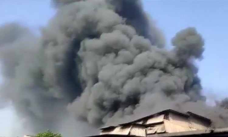 गुजरात: सूरत के GIDC पांडेसरा के एक मिल में लगी भीषण आग, मौके पर फायर  ब्रिगेड की 15 गाड़ियां मौजूद