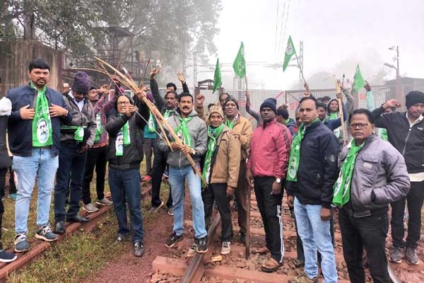 झारखंडः टाटा के खिलाफ JMM ने छेड़ा आंदोलन, दफ्तरों की शिफ्टिंग का विरोध, 75 फीसदी नौकरी स्थानीयों को देने की मांग