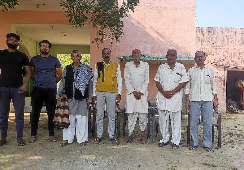 जीत की सुगंध, मगर किसान सावधान, बोले- हम कच्ची फसल नहीं काटते, ठोक-बजाकर फैसला लेंगे