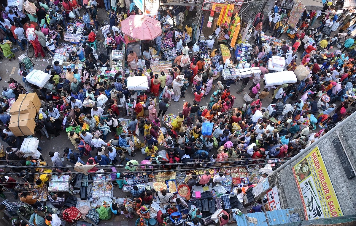 त्योहारों में फूट सकता है कोरोना 'बम'? दिल्ली के बाजारों में गाइडलाइंस की उड़ी धज्जियां, खरीदारी के लिए उमड़ी भीड़