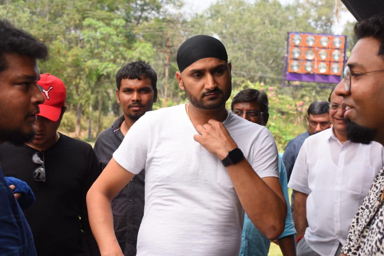 भारत के लिए तीसरे सबसे ज्यादा विकेट लेने वाले गेंदबाज बने अश्विन, हरभजन बोले- भगवान भला करे...
