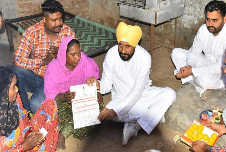 पंजाब के CM चन्नी ने गरीब लोगों के बीच मनाई दिवाली, तोहफे में दिया घरों का मालिकाना हक