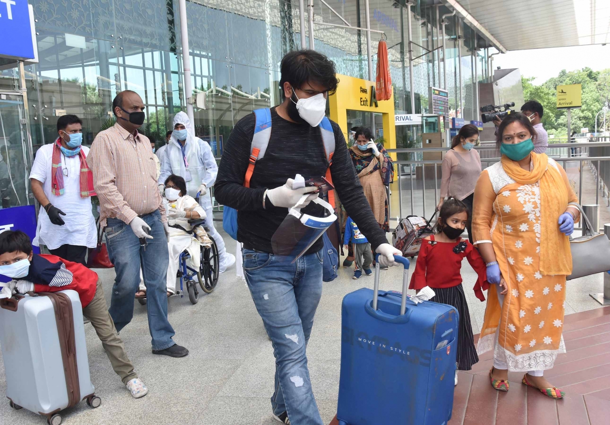 कोरोना के ओमिक्रॉन वेरिएंट से देश में दहशत!अलर्ट मोड पर राज्य सरकारें