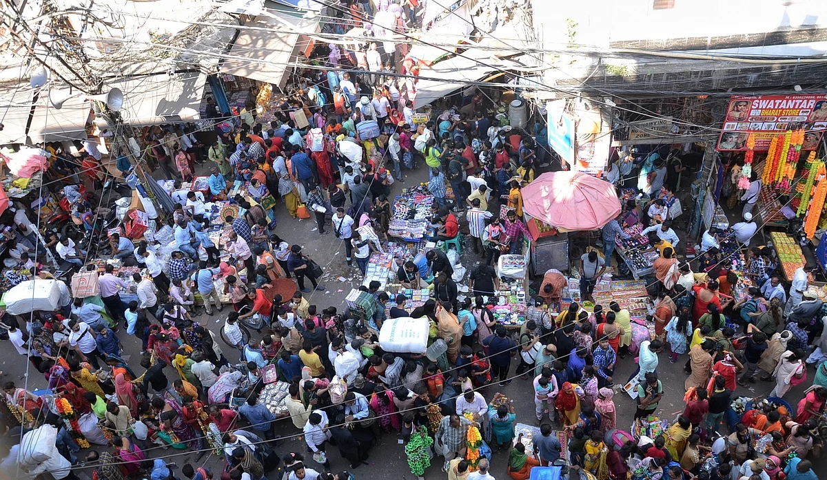 त्योहारों में फूट सकता है कोरोना 'बम'? दिल्ली के बाजारों में गाइडलाइंस की उड़ी धज्जियां, खरीदारी के लिए उमड़ी भीड़