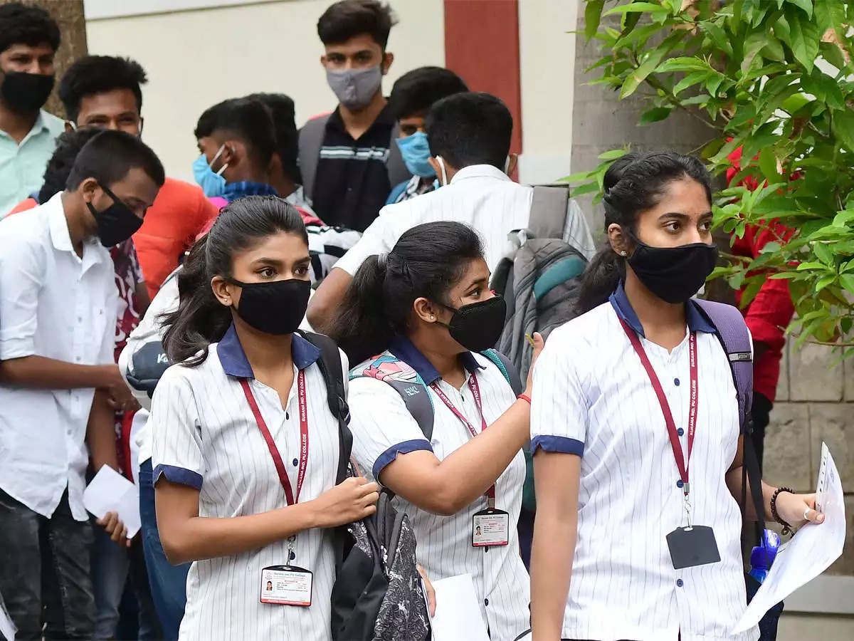दिल्ली में प्रदूषण का स्तर घटते ही सरकार ने लिया बड़ा फैसला, दिल्ली में इस दिन से स्कूल-कॉलेज खोलने का ऐलान