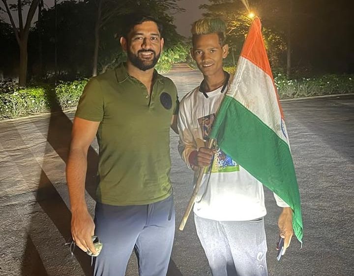धोनी से मिलने 20 दिनों तक 1436 किमी पैदल चला फैन, पांवों में पड़े छाले, जब मुलाकात हुई तो बोला...