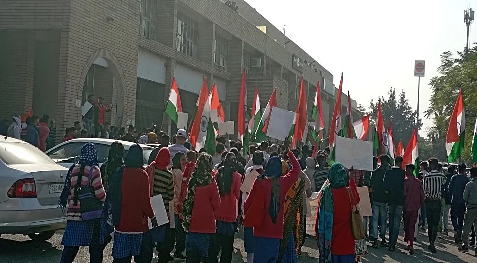 नौकरी घोटाले के खिलाफ हरियाणा लोकसेवा आयोग पर हंगामा, गूंजा- उजागर हुए दो मंत्रियों के नाम बताओ खट्टर सरकार
