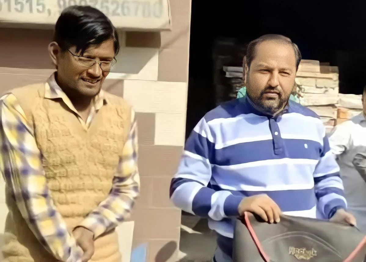 यूपी के बिजनौर में दिखी ईमारदारी की मिसाल, आबिद ने हिफाजत से लौटाया नितिन का लाखों रुपयों से भरा बैग