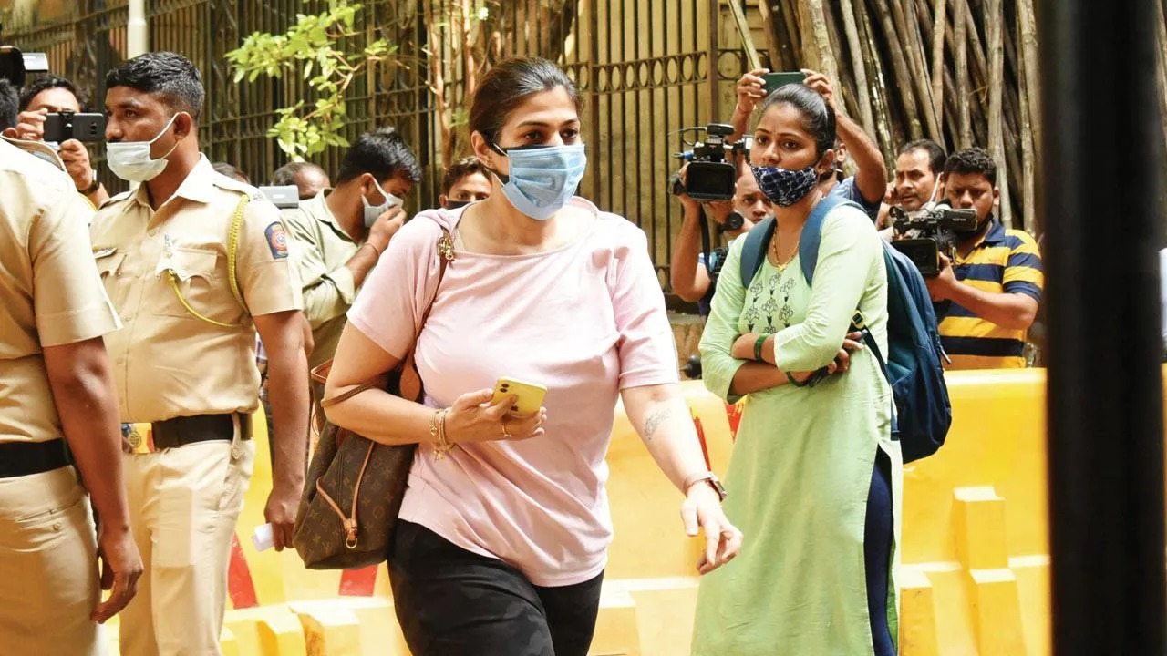 क्रूज ड्रग्स केस: शाहरुख खान की मैनेजर को जारी हो सकता है तीसरा समन, अब तक 20 लोगों के बयान हो चुके हैं दर्ज