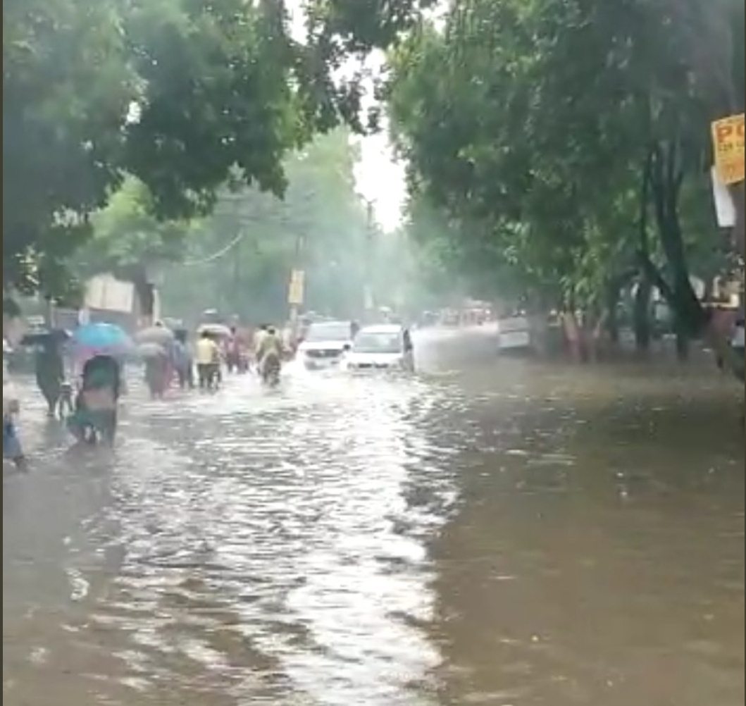 चेन्नई में लगातार बारिश से जनजीवन अस्त व्यस्त, स्कूलों, कॉलेजों आज भी बंद, कई सड़कें और सबवे बंद