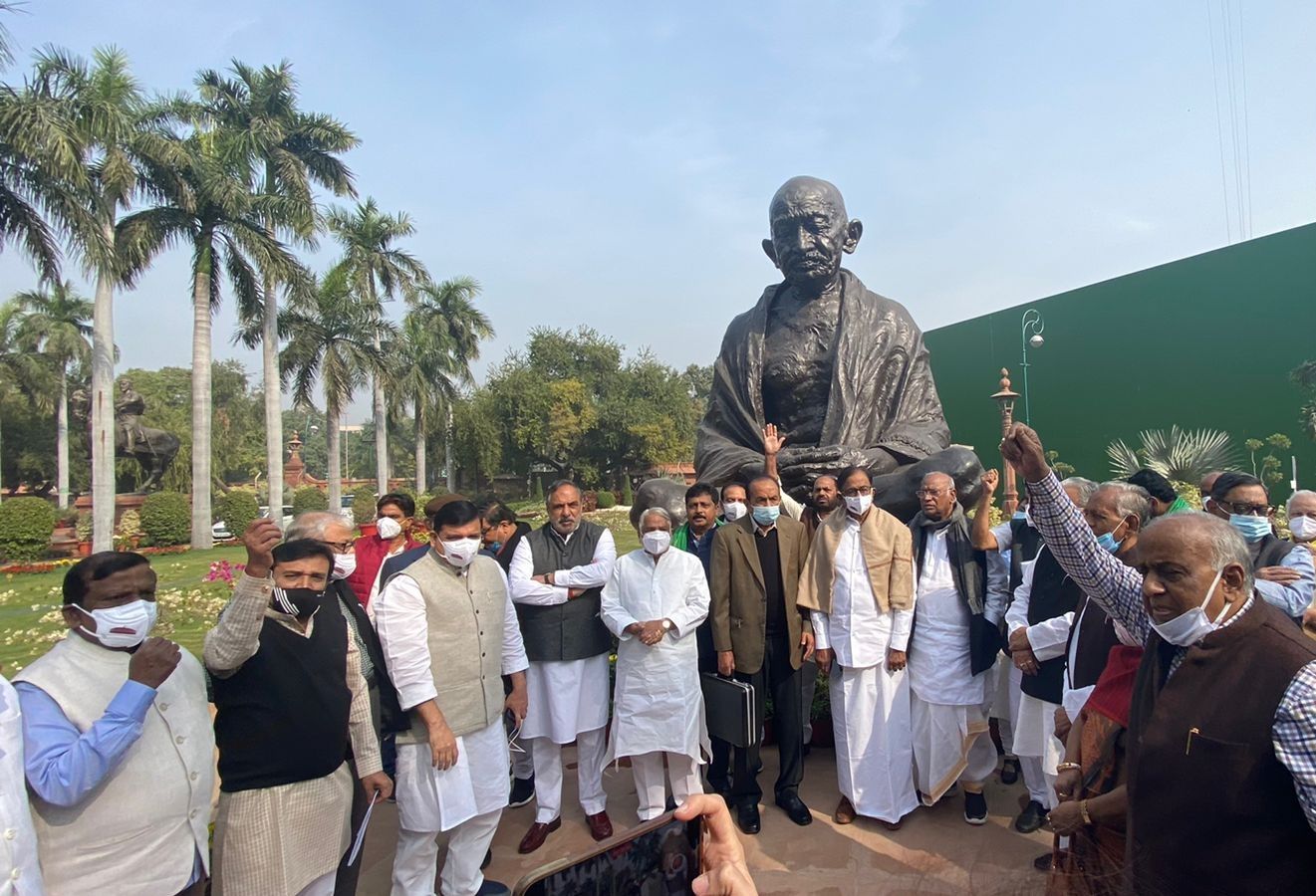 सांसदों के निलंबन पर नहीं बनी बात, वेंकैया नायडू ने खारिज की मांग, विपक्ष का संसद से वॉकआउट