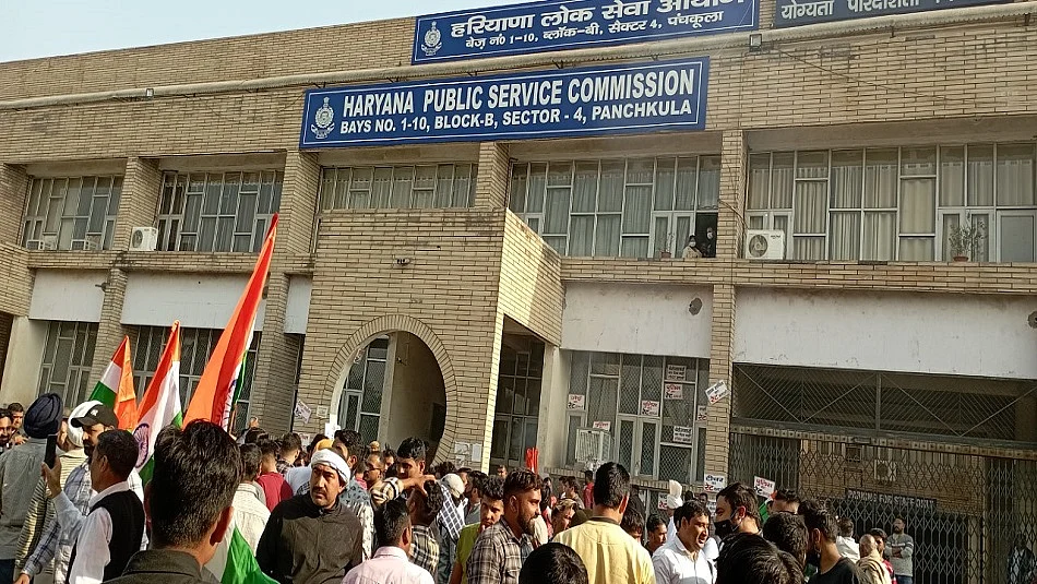 नौकरी घोटाले के खिलाफ हरियाणा लोकसेवा आयोग पर हंगामा, गूंजा- उजागर हुए दो मंत्रियों के नाम बताओ खट्टर सरकार